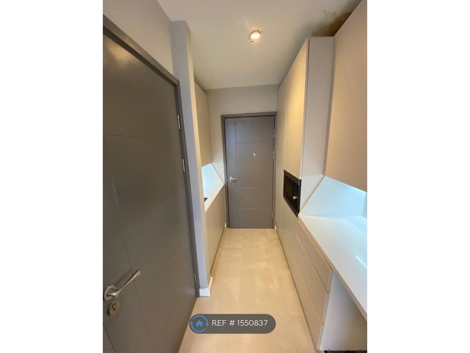 Property photo 3 of 11 Studio Doorway