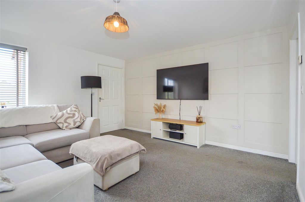 Property photo 3 of 10 Living Room