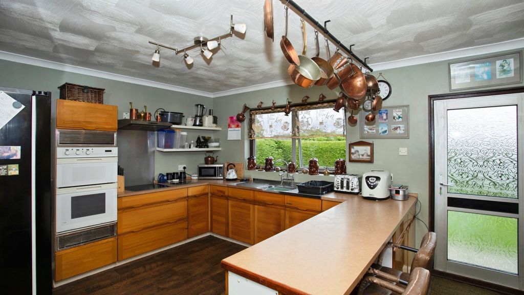 Property photo 2 of 15 Kitchen/Breakfast