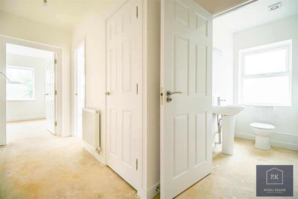 Property photo 3 of 13 Entrance Hall.