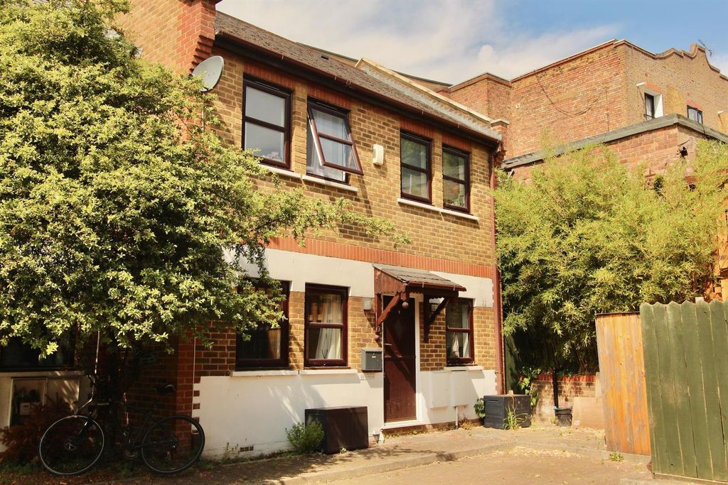 Property photo 2 of 25 Pegasus Close, N16