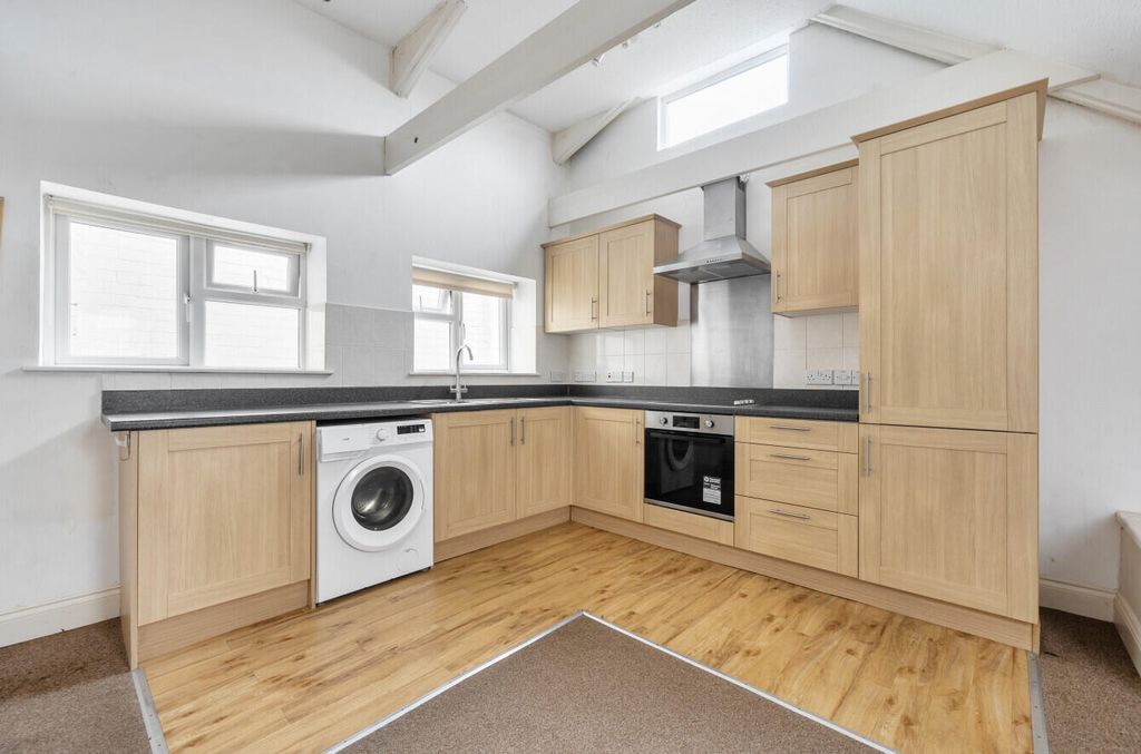 Property photo 3 of 10 Kitchen