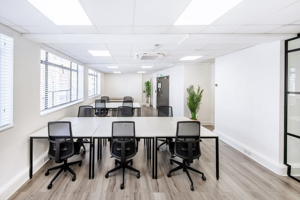 Property photo 3 of 10 Oxford Street_Desk 2.Jpg