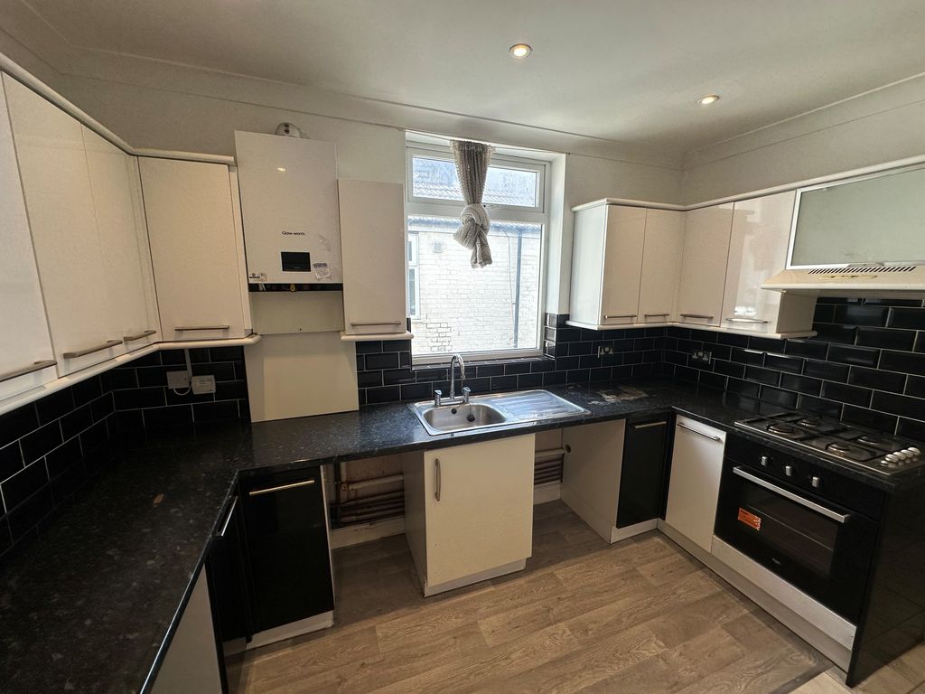 Property photo 3 of 7 Kitchen