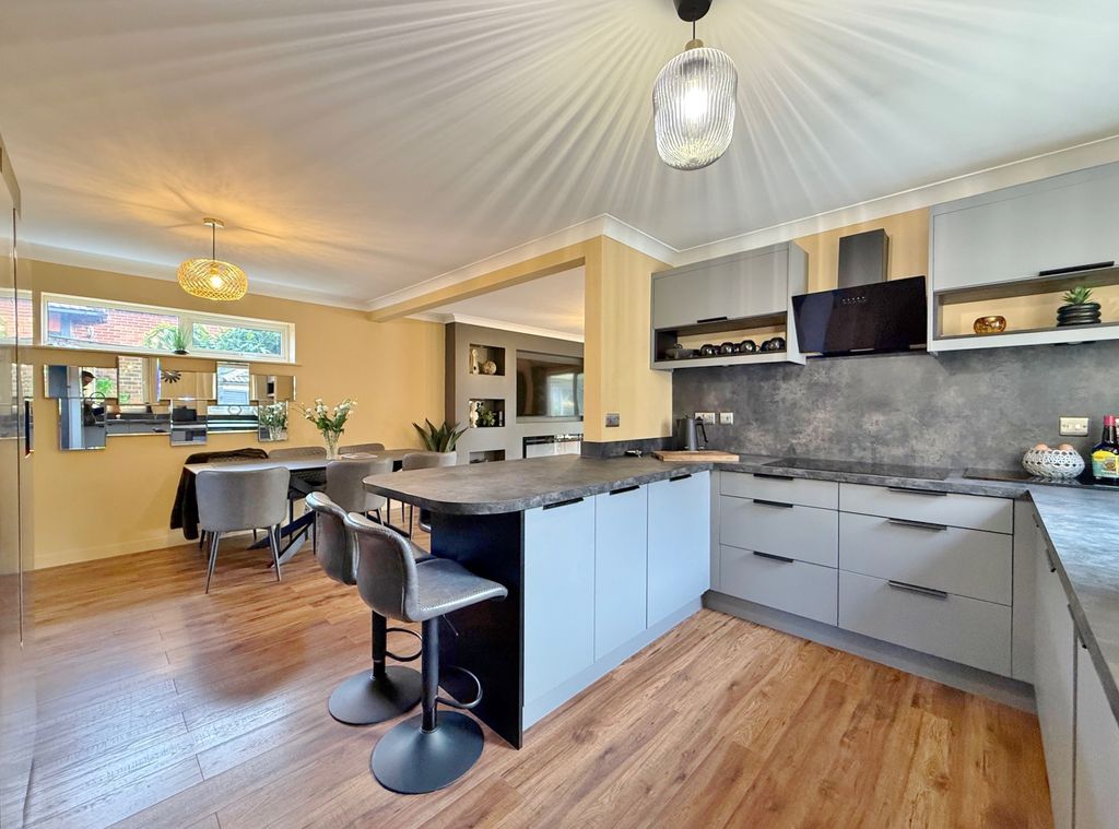 Property photo 2 of 28