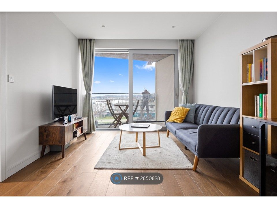 Property photo 1 of 18 Living Room