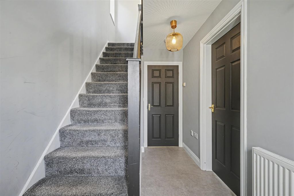 Property photo 2 of 27 Hallway.Jpeg