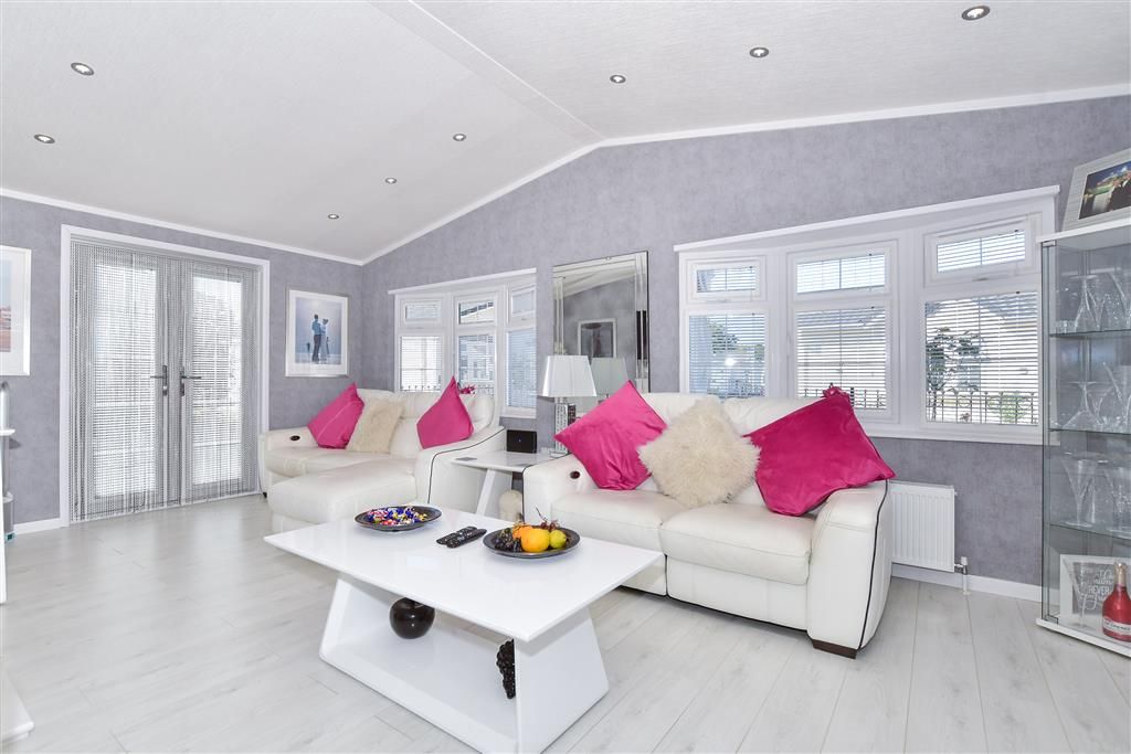 Property photo 1 of 11 Lounge