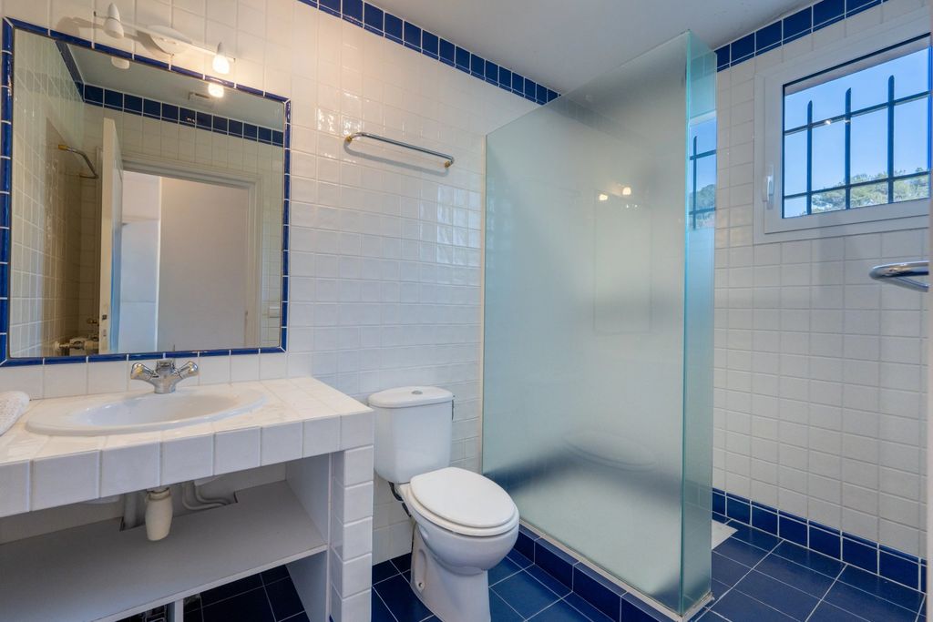 Property photo 2 of 33