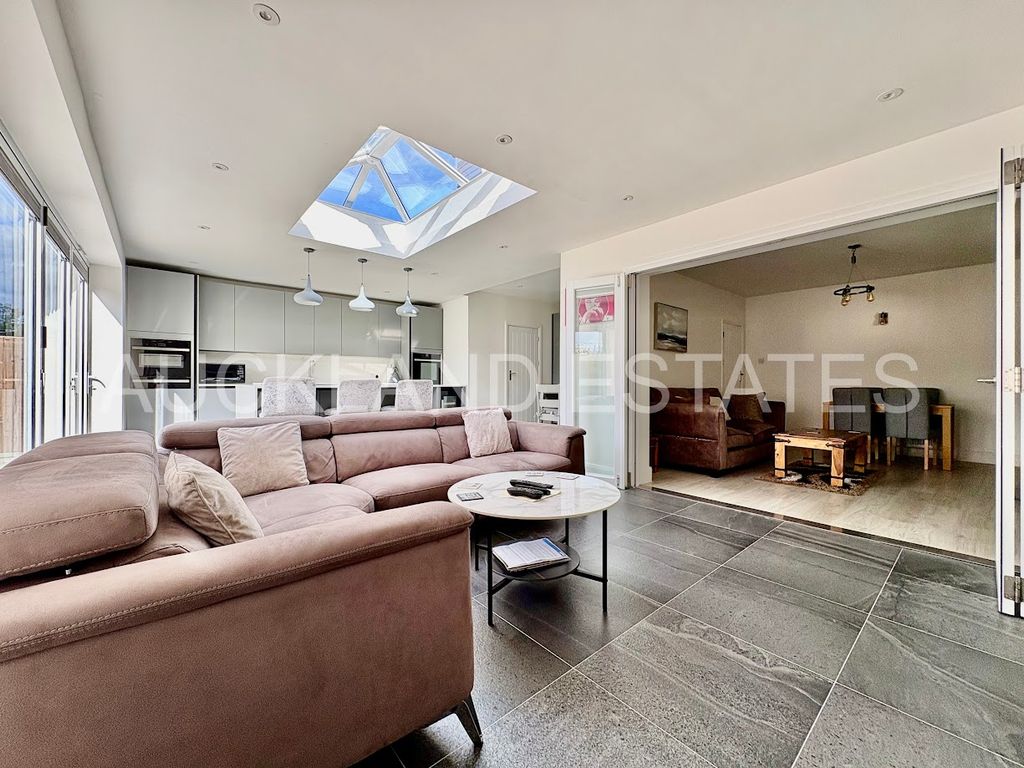 Property photo 3 of 29 Image00008 (4)-1758096993333