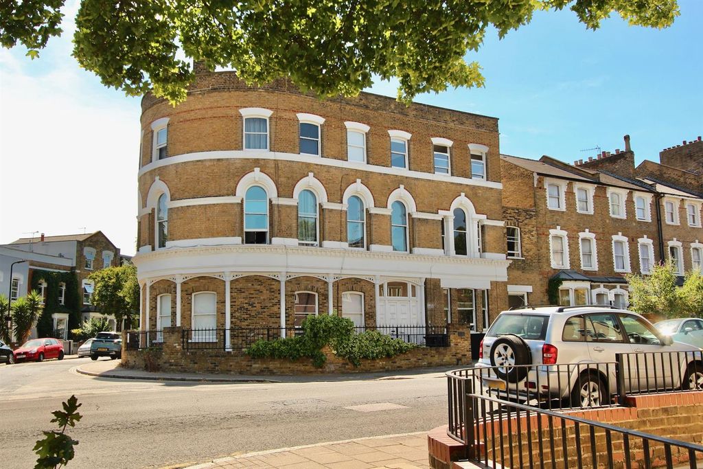 Property photo 1 of 11 Amhurst Road, N16