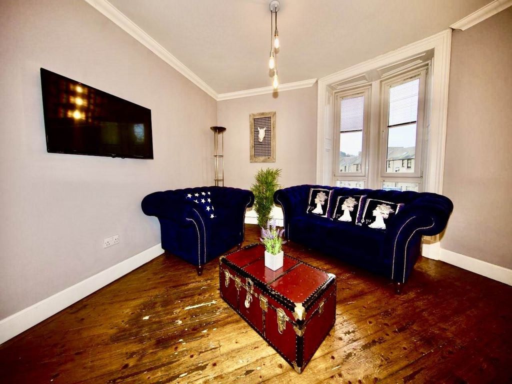 Property photo 3 of 8 Living -2 (1)