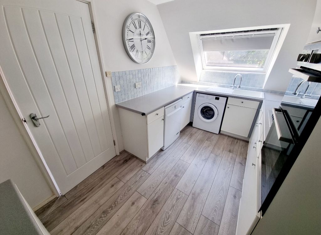 Property photo 3 of 11 Kitchen