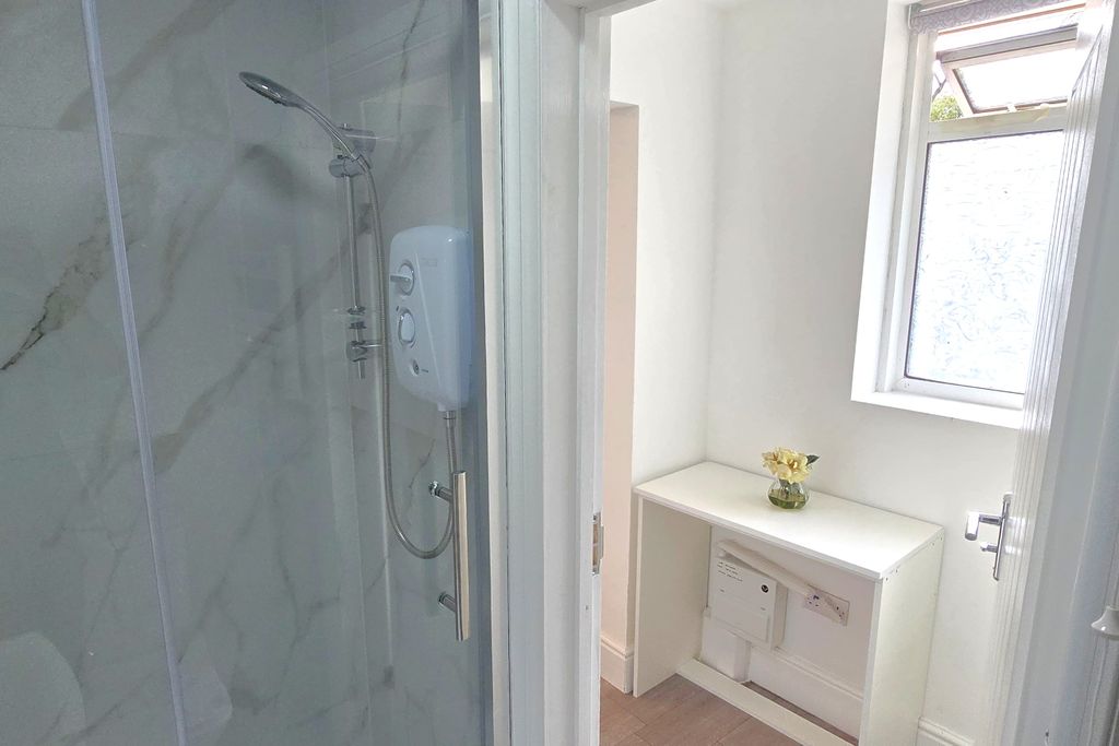Property photo 3 of 14 Ensuite