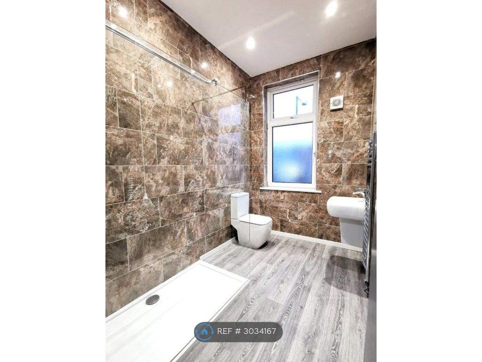 Property photo 1 of 7 Bathroom 3