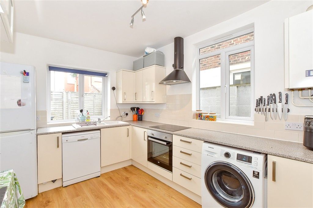 Property photo 3 of 10 Kitchen