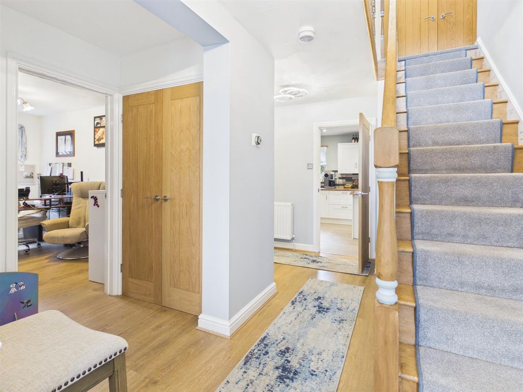 Property photo 3 of 39 Entrance Hall