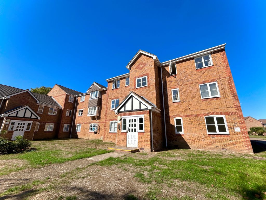 Property photo 1 of 10 2 Bed Flat To Rent Phillips Close, Carshalton Sm5