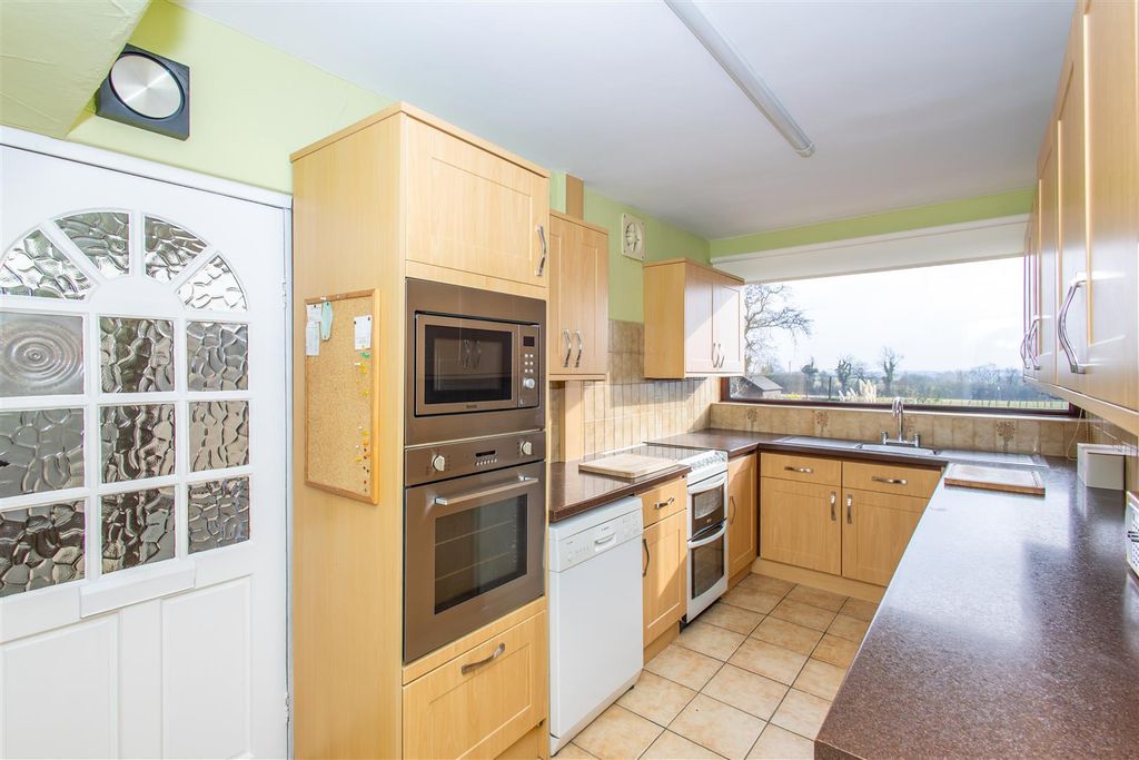 Property photo 3 of 19 Kitchen