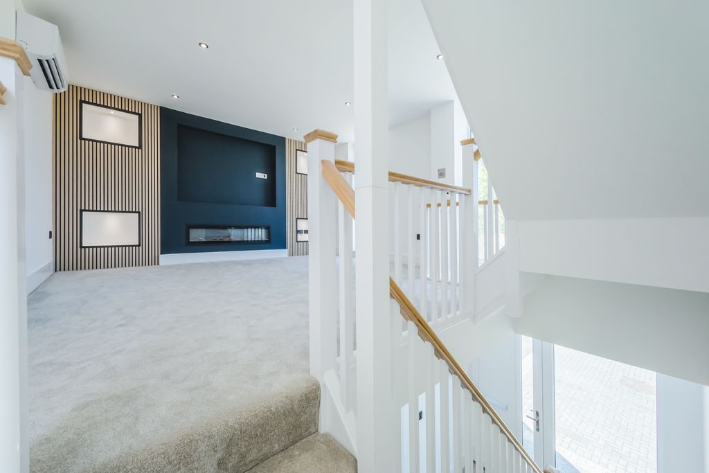 Property photo 2 of 17 250516W033