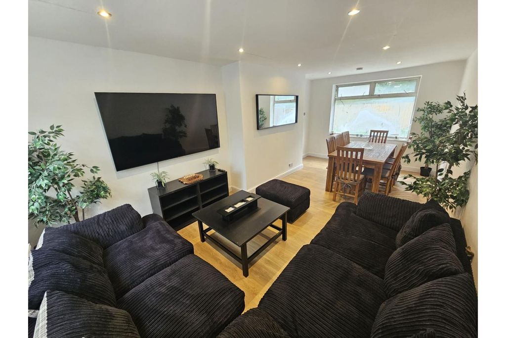 Property photo 2 of 16 Lounge