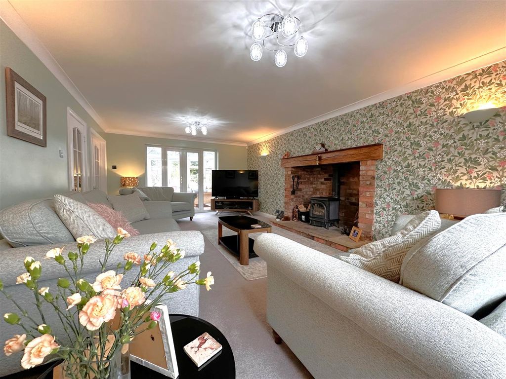 Property photo 2 of 27 Large Living Room 687