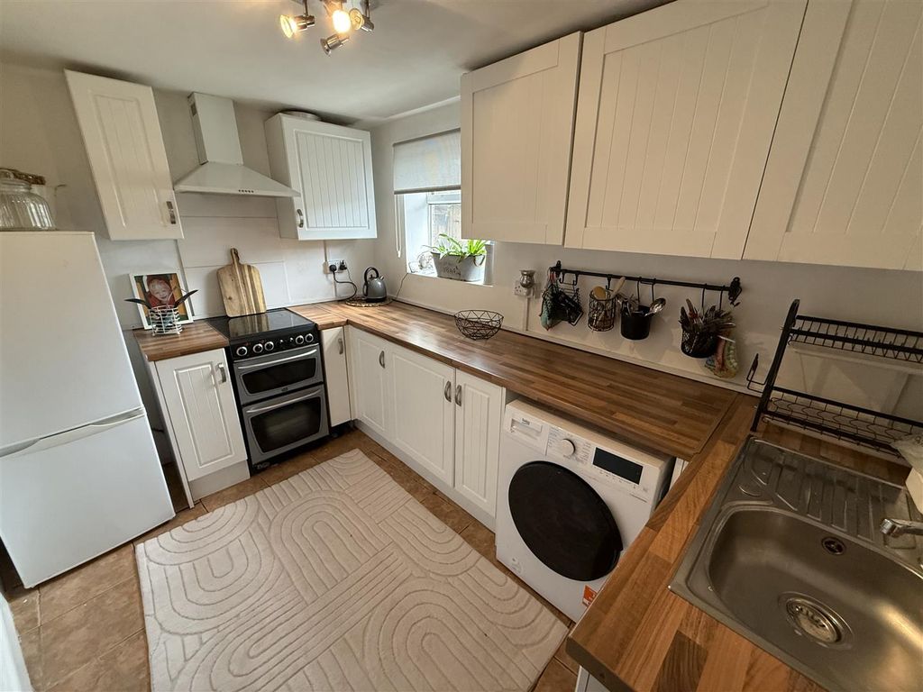 Property photo 3 of 24 Kitchen