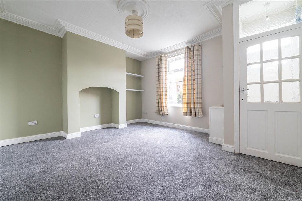 Property photo 2 of 16 Lounge