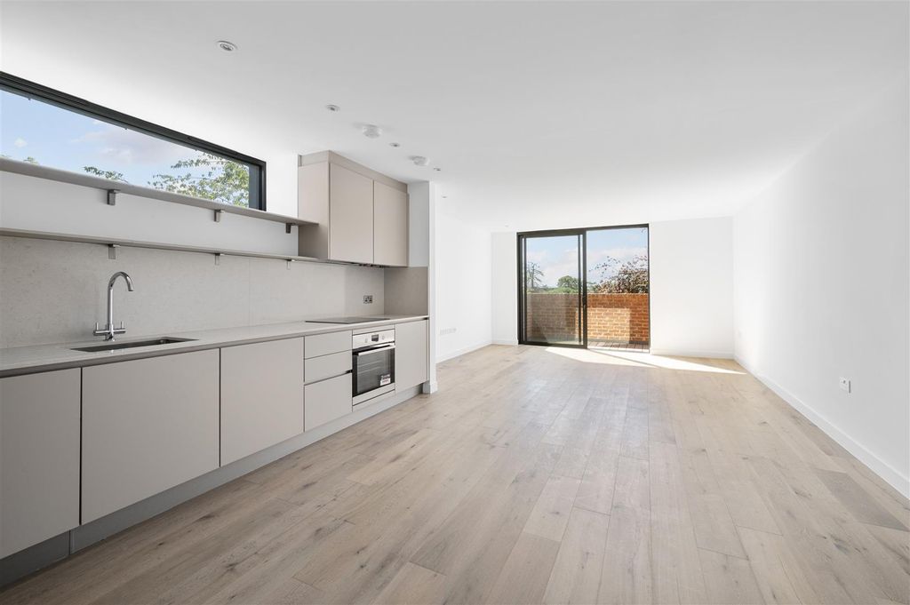 Property photo 2 of 39 3, Holland Court,1.Jpg