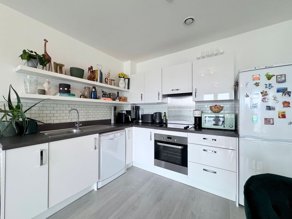 Property photo 3 of 17 Kitchen