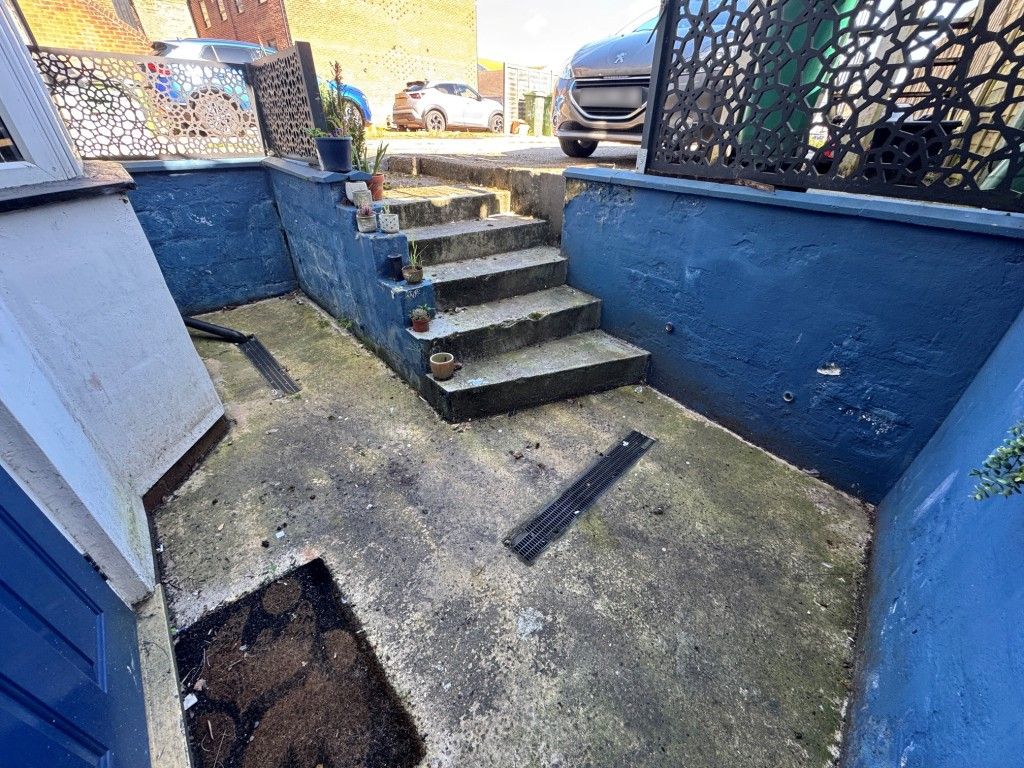 Property photo 3 of 10 Front Courtyard