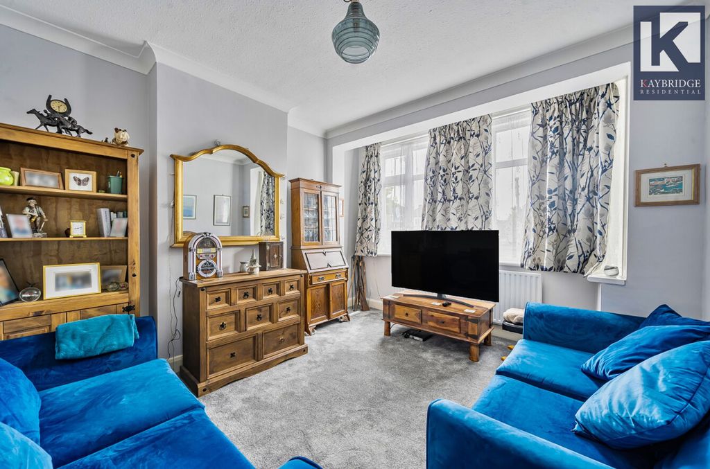 Property photo 2 of 20 Stoneleigh Avenue, Kt4