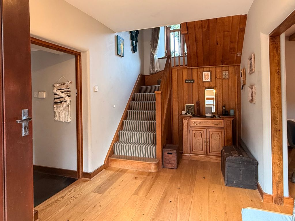 Property photo 3 of 21 Entrance Hall