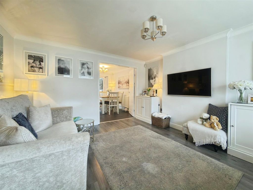 Property photo 3 of 20 Lounge