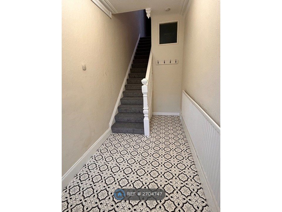 Property photo 2 of 11 80 High St Entrance Hall