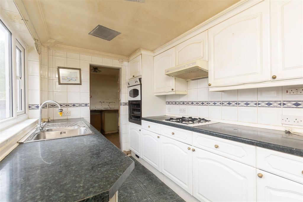Property photo 3 of 31 Kitchen