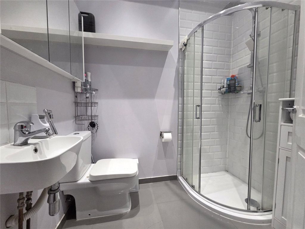 Property photo 3 of 10 Ensuit
