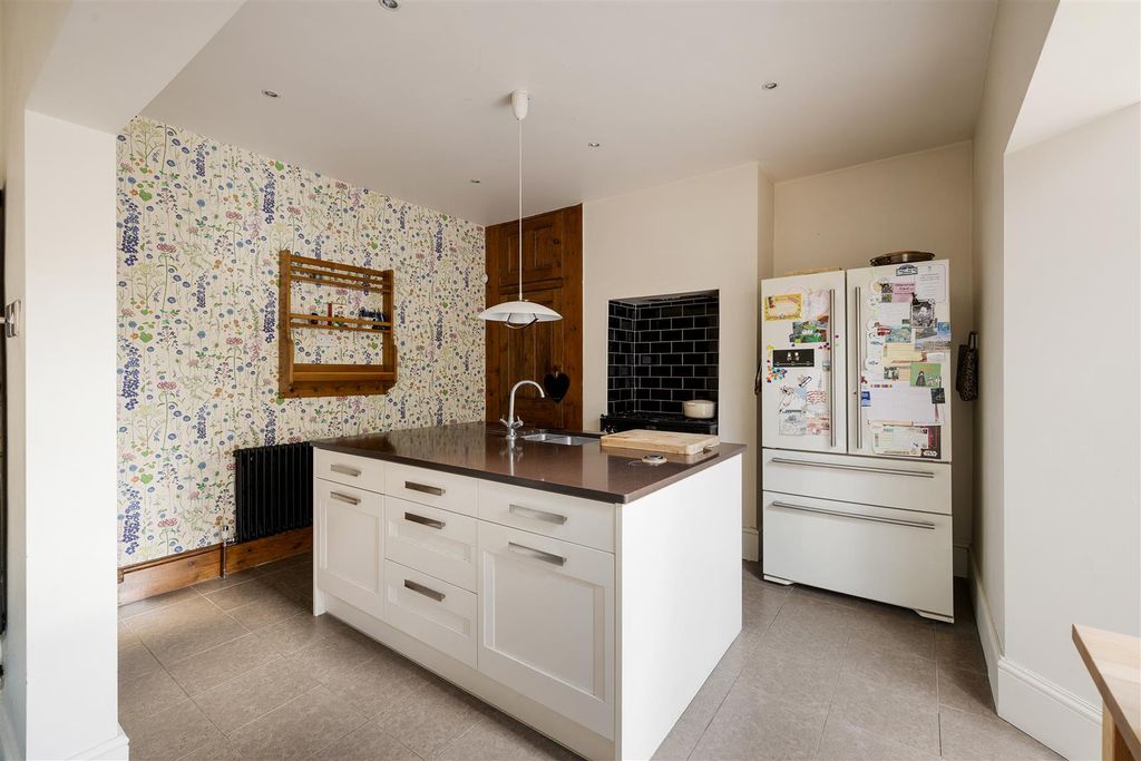 Property photo 3 of 41 Horn Lane, Ig8