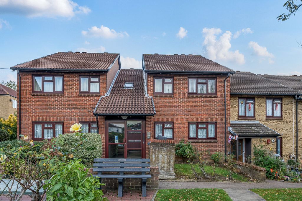 Property photo 1 of 20 1375893-18-690B70...