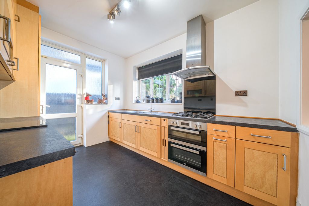 Property photo 3 of 19 1386840-9-6930Bc7...