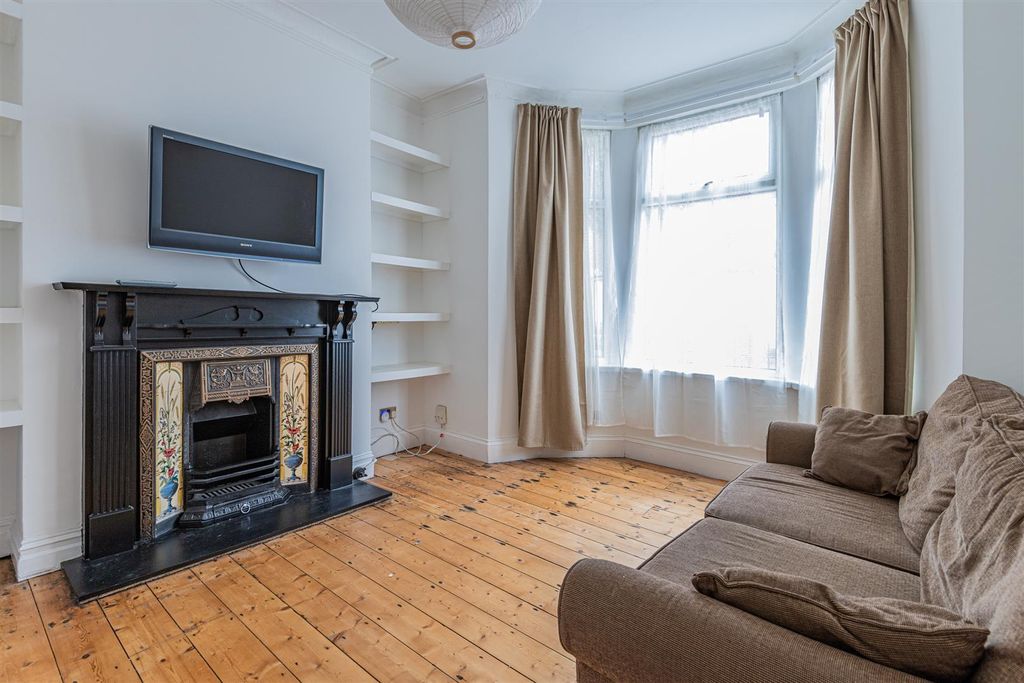 Property photo 2 of 16 Arran Street 39-9.Jpg