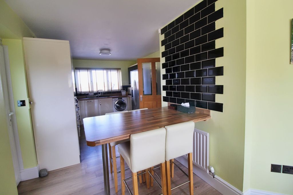 Property photo 2 of 28