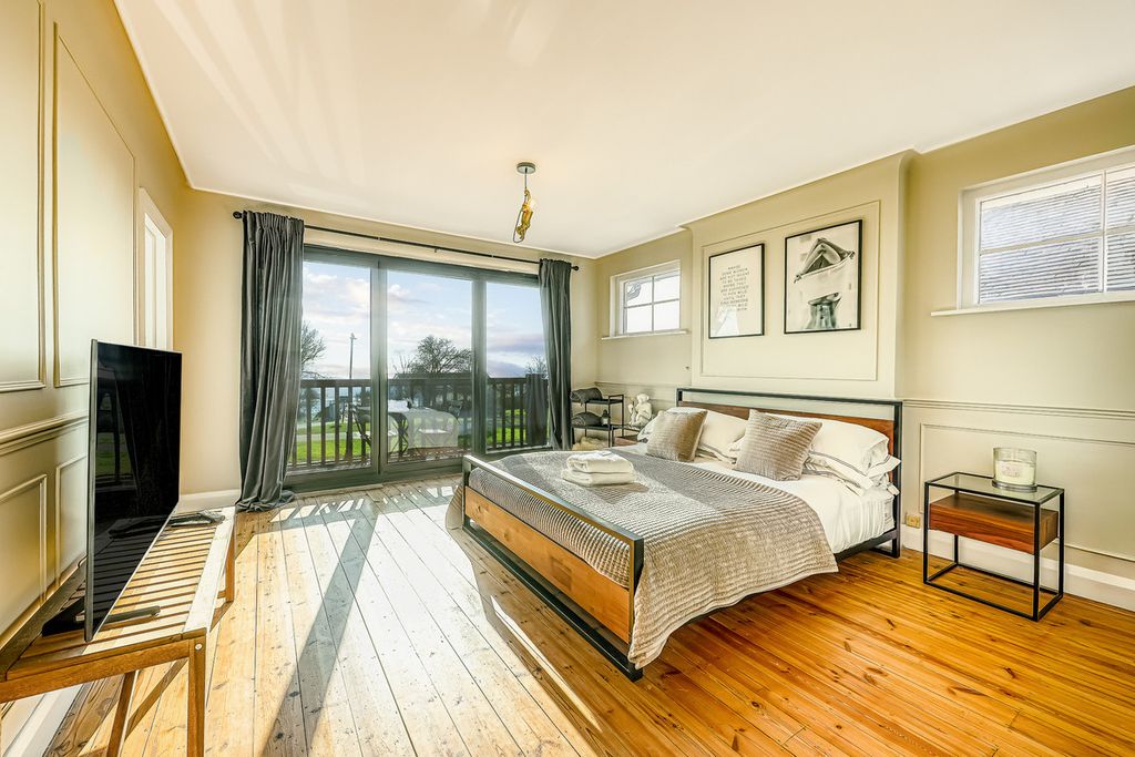 Property photo 2 of 32