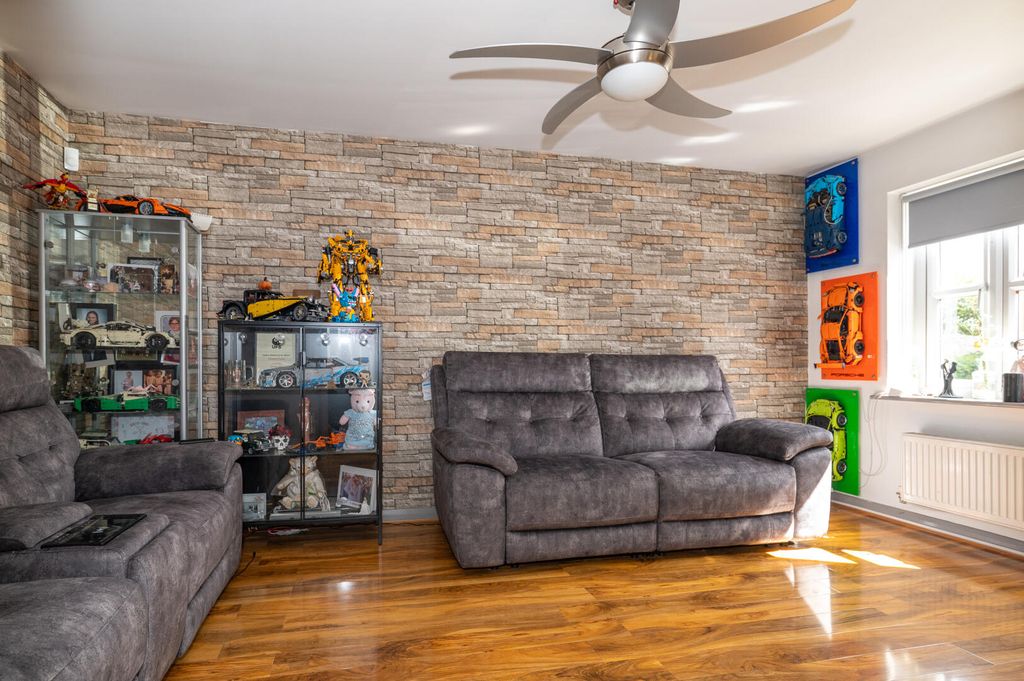 Property photo 3 of 6 Living Room