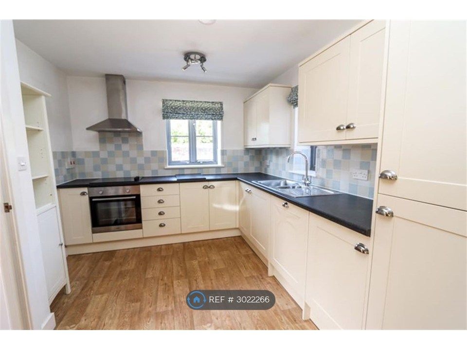 Property photo 3 of 12 Cottage Kitchen With Built In Appliances