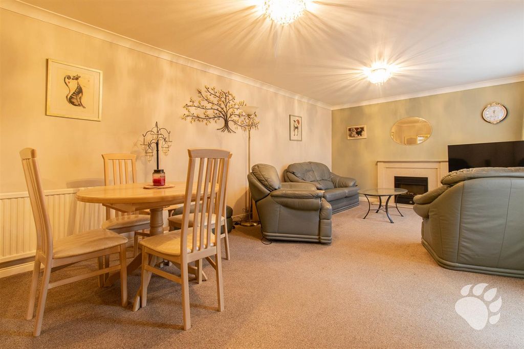 Property photo 3 of 18 Lounge / Diner