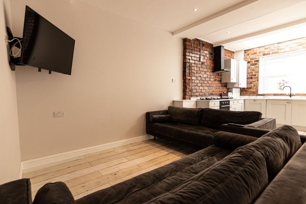 Property photo 2 of 16 89 Woodcroft Road