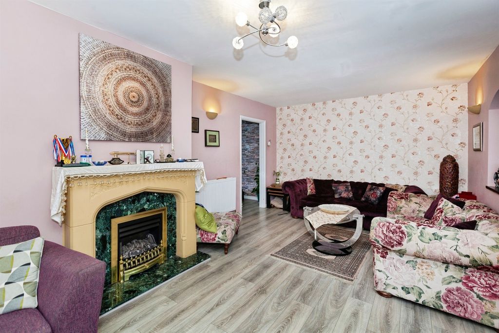 Property photo 2 of 27