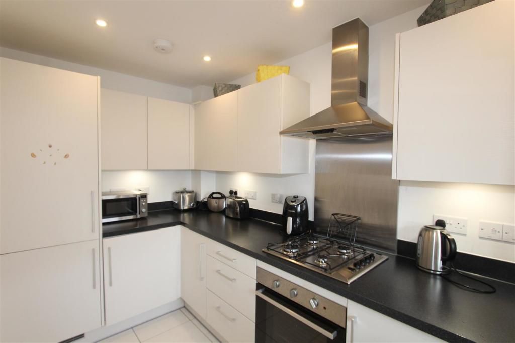 Property photo 3 of 9 Kitchen