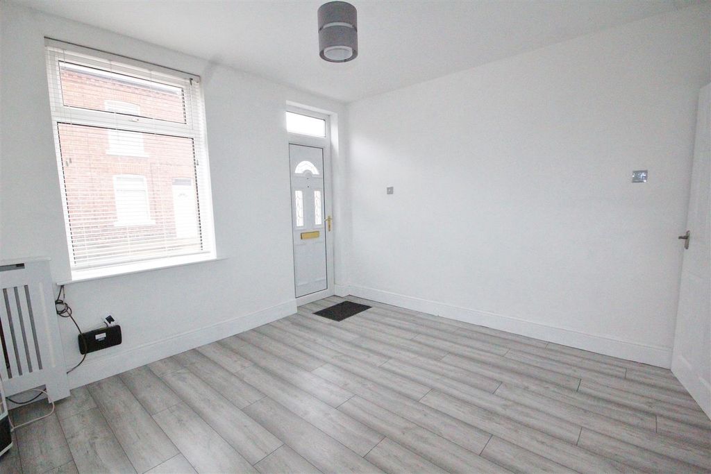 Property photo 2 of 9 Lounge